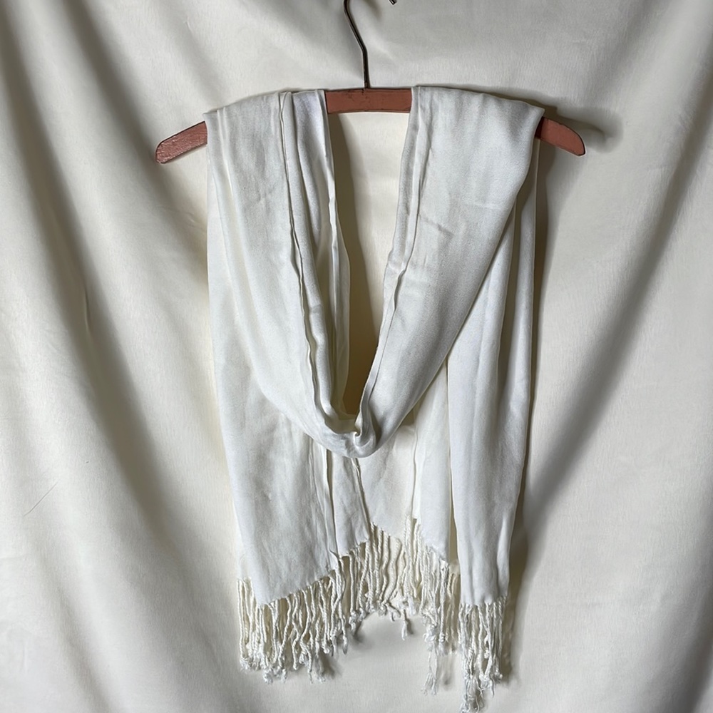 Scarf with fringe, white